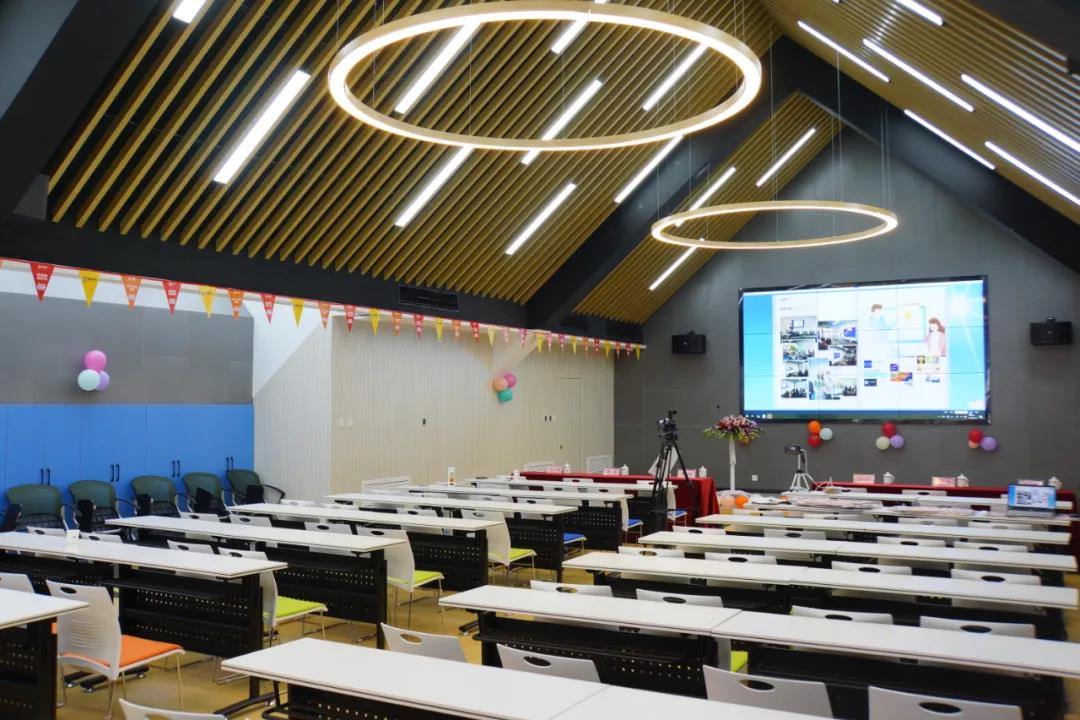 “獎杯凝聚千鈞力，開啟文化新紀元”——記“感動課堂”剪彩、“感動講師”授予暨年度評優頒獎活動